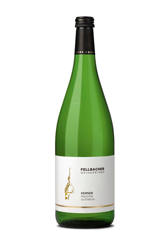 Flasche mit Weißwein der Rebsorte Kerner in der 1,0L Flasche der Fellbacher Weingärtner eG