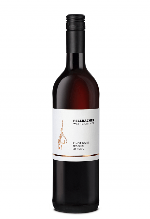 Flasche mit Rotwein der Rebsorte Pinot Noir der Fellbacher Weingärtner eG