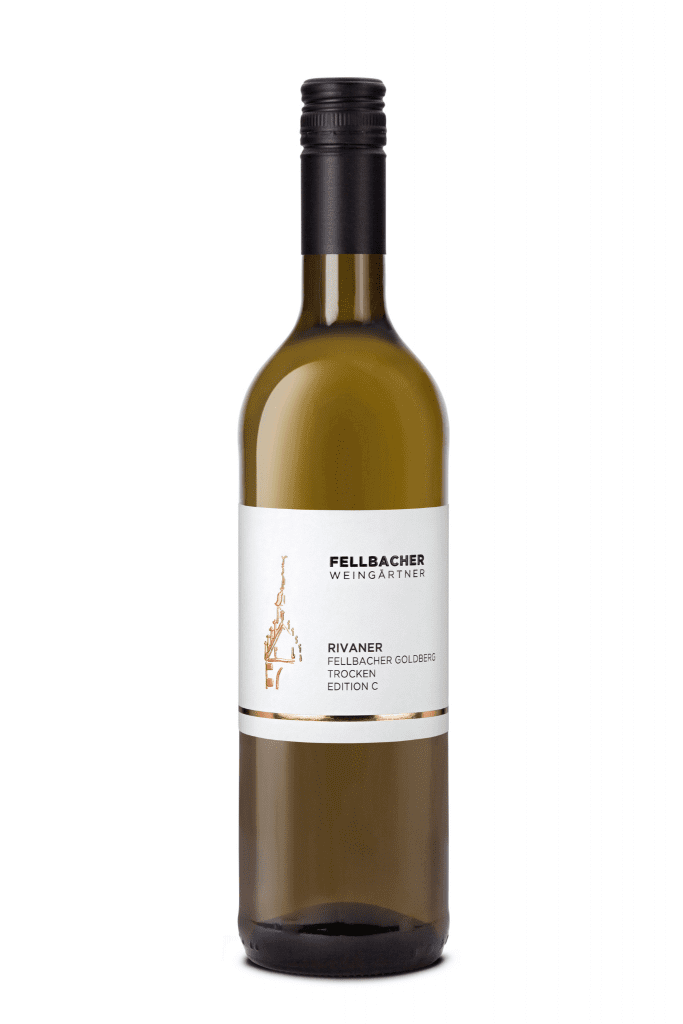 Flasche mit Weißwein der Rebsorte Rivaner von den Fellbacher Weingärtner eG aus der Lage Fellbacher Goldberg.