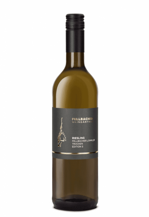 Flasche mit Weißwein der Rebsorte Riesling aus der Edition S der Fellbacher Weingärtner eG