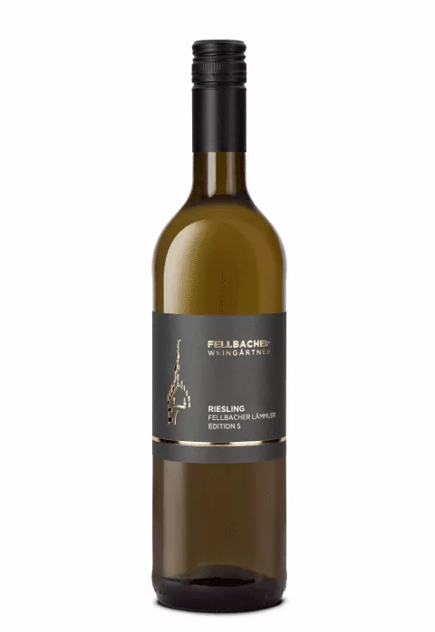 Flasche mit Weißwein der REbsorte Riesling aus der Edition S der Fellbacher Weingärtner eG