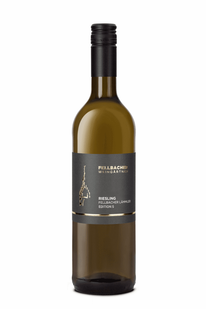Flasche mit Weißwein der REbsorte Riesling aus der Edition S der Fellbacher Weingärtner eG