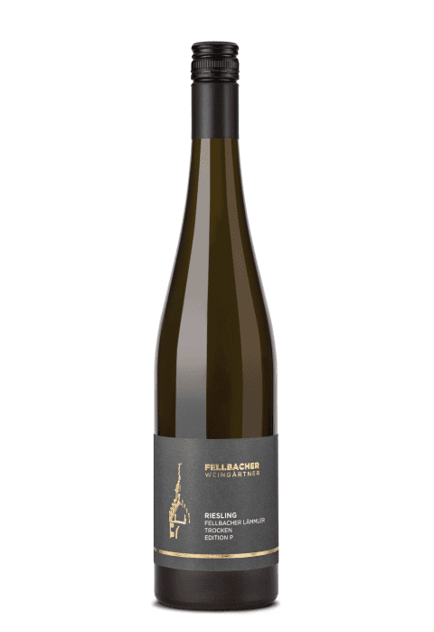 Flasche mit Weißwein aus der Rebsorte Riesling der Edition P der Fellbacher Weingärtner eG
