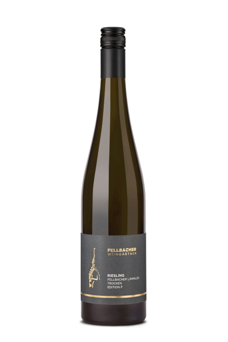 Flasche mit Weißwein aus der Rebsorte Riesling der Edition P der Fellbacher Weingärtner eG
