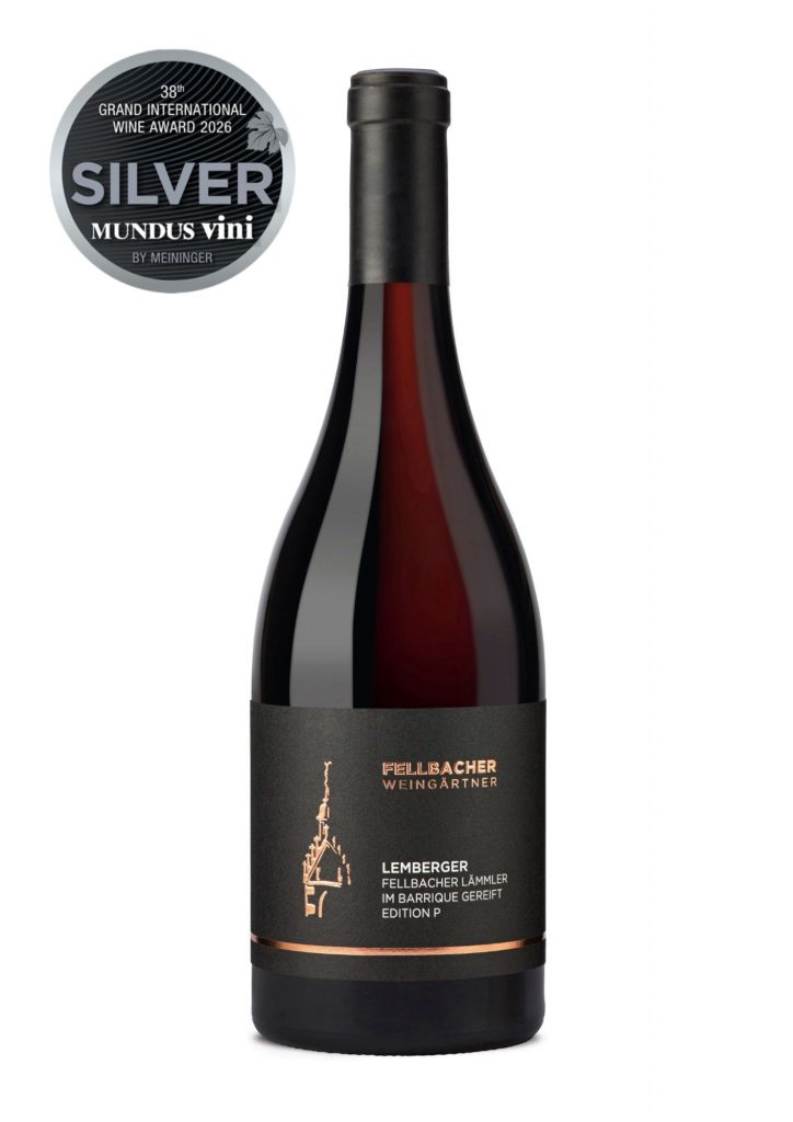 Flasche mit Rotwein der REbsorte Lemberger aus der Edition P im Barrique gereift mit Prämierung