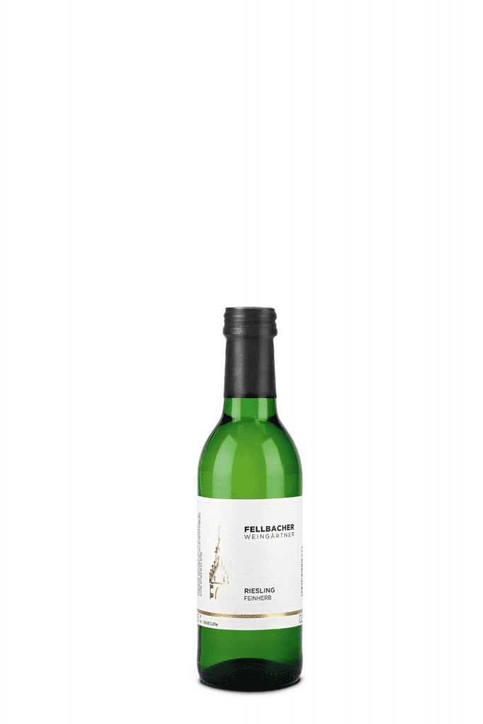 Flasche mit Weißwein der Rebsorte Riesling in der 0,25l Flasche der Fellbacher Weingärtner