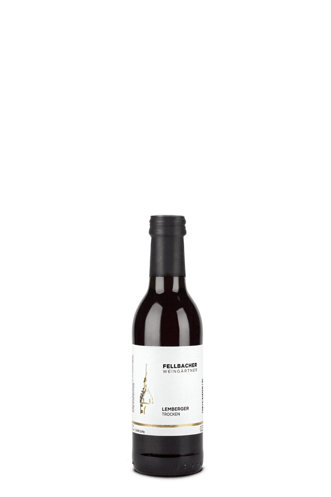 Flasche mit Rotwein der Sorte Lemberger in der 0,25l Flasche der Fellbacher Weingärtner eG