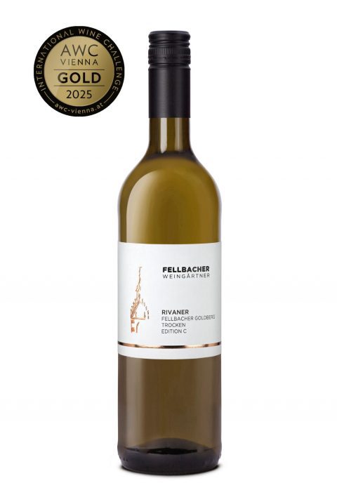 Flasche mit Weißwein der Rebsorte Rivaner von den Fellbacher Weingärtner eG aus der Lage Fellbacher Goldberg.