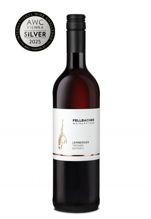 Flasche mit Rotwein der Rebsorte Lemberger aus der Edition C der Fellbacher Weingärtner eG