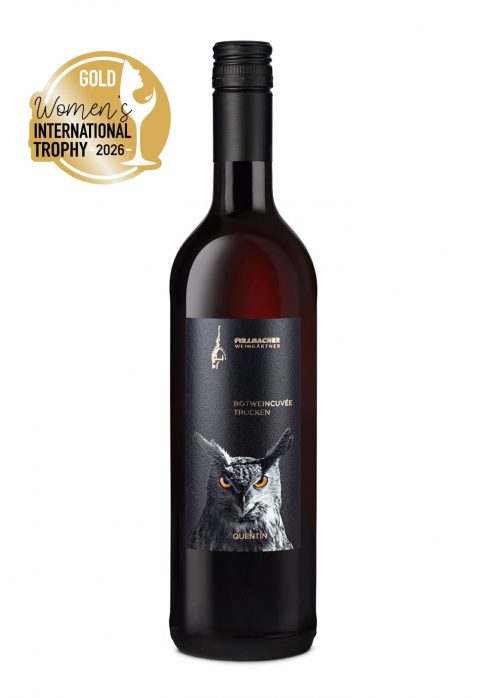 Flasche mit Rotwein aus der Edition S mit dem Sonderetikett "Quentin" der Fellbacher Weingärtner eG mit Prämierung