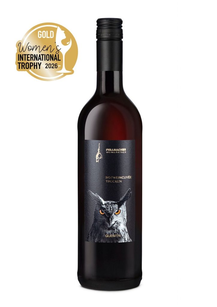 Flasche mit Rotwein aus der Edition S mit dem Sonderetikett "Quentin" der Fellbacher Weingärtner eG mit Prämierung