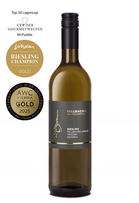 Flasche mit Weißwein der Rebsorte Riesling aus der Edition S der Fellbacher Weingärtner eG