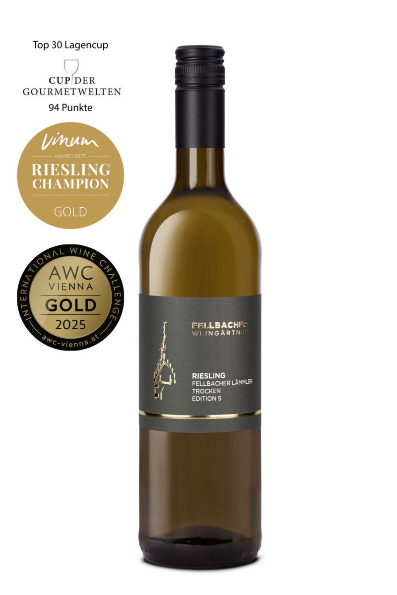 Flasche mit Weißwein der Rebsorte Riesling aus der Edition S der Fellbacher Weingärtner eG