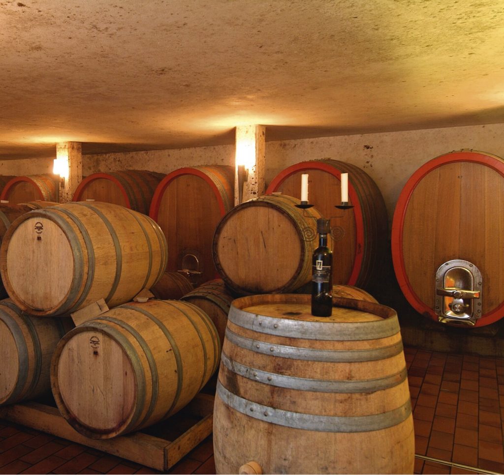 Holzfässer im Holzfasskeller der Fellbacher Weingärtner
