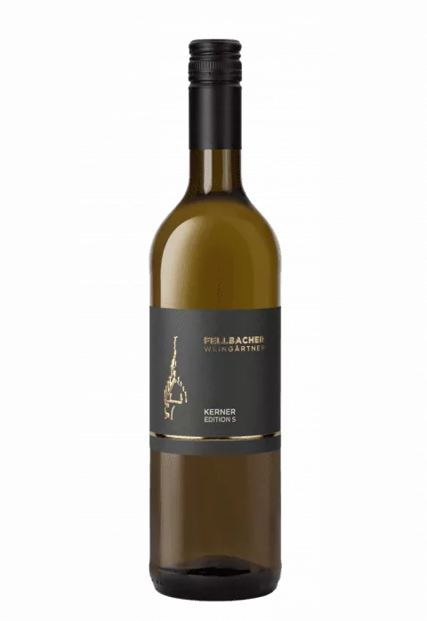 Flasche mit Weißwein der Rebsorte Kerner aus der Edition S der Fellbacher Weingärtner eG