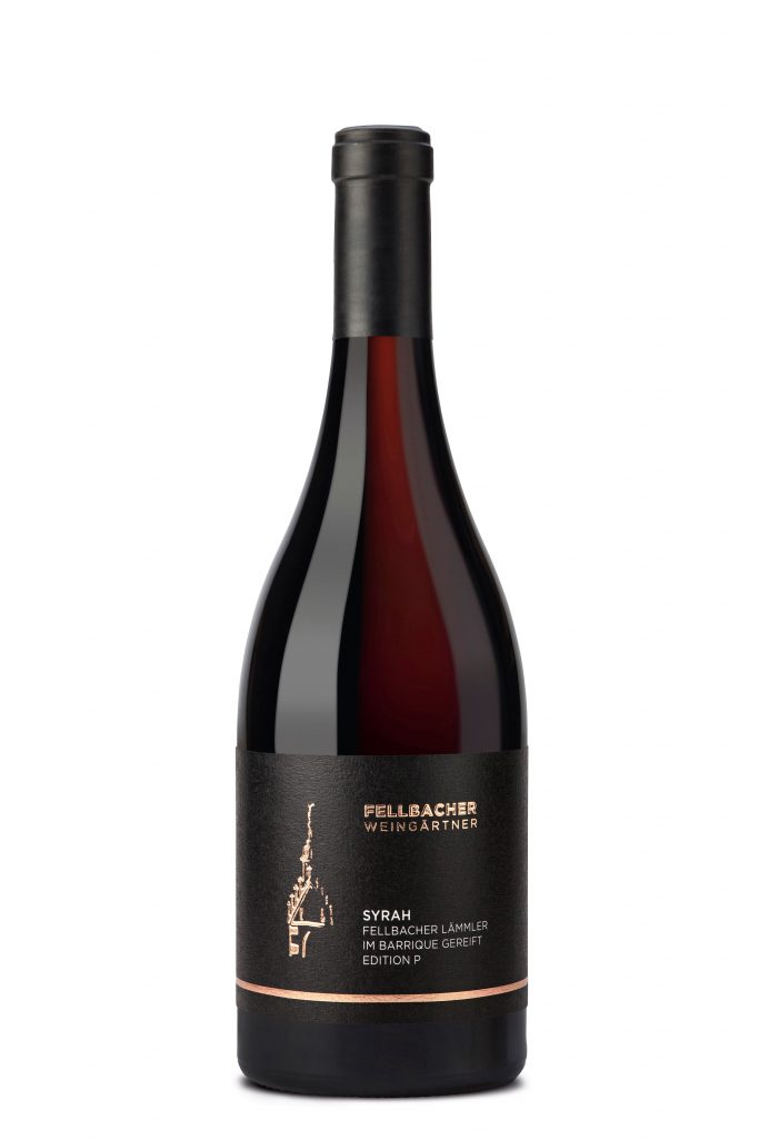 Flasche mit Rotwein der Rebsorte Syrah aus der Edition P in Barrique gereift