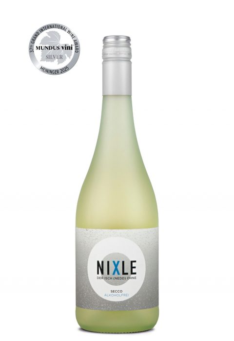 Flasche mit alkoholfreiem schäumenden Wein aus den Rebsorten Riesling, Kerner und Muskateller von der Fellbacher Weingärtner eG
