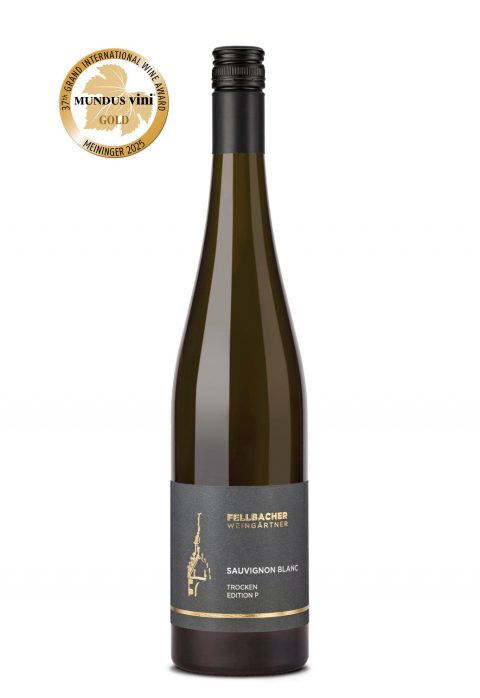 Flasche mit Weißwein der Rebsorte Sauvignon Planc aus der Edition P der Fellbacher Weingärtner eG
