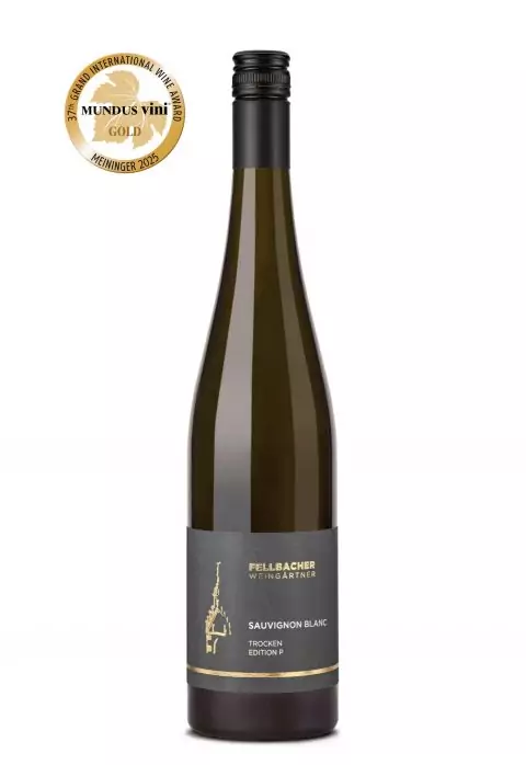 Flasche mit Weißwein der Rebsorte Sauvignon Planc aus der Edition P der Fellbacher Weingärtner eG
