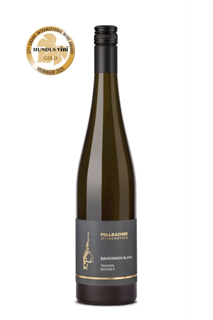 Flasche mit Weißwein der Rebsorte Sauvignon Planc aus der Edition P der Fellbacher Weingärtner eG