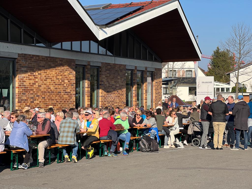 Geselliges Beisammensein beim Weintreff am Kappelberg vor der Neuen Kelter in Fellbach
