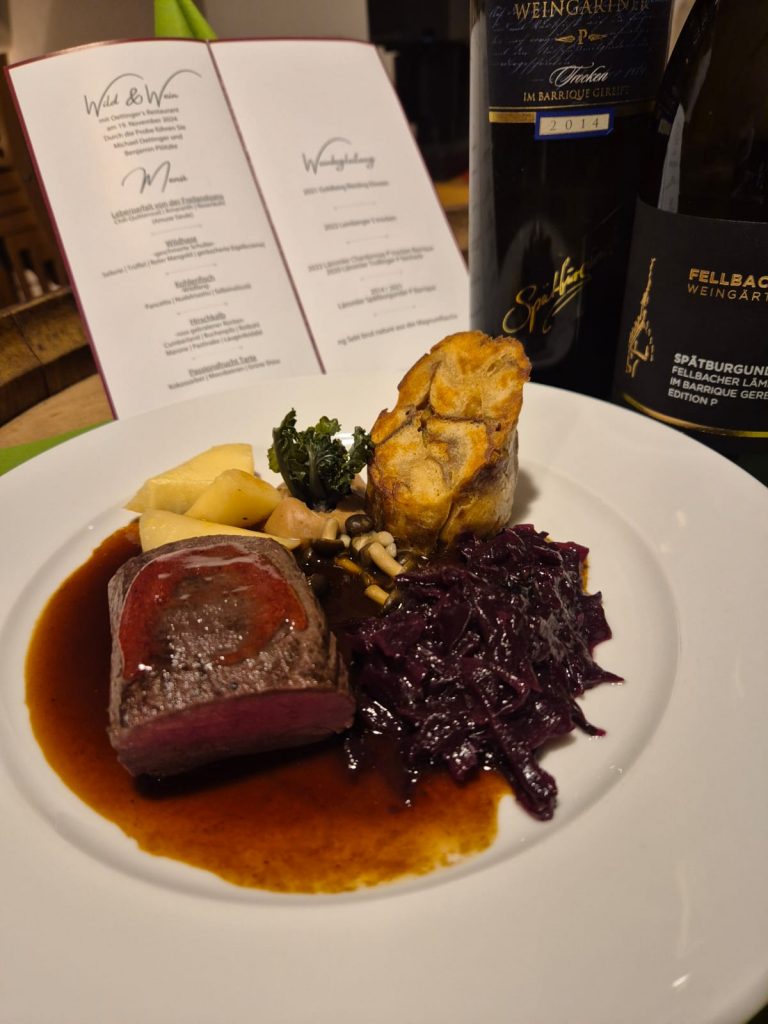 Teller mit Fleisch vom Wild und Beilagen mit Weinbegleitung der Fellbacher Weingärtner eG