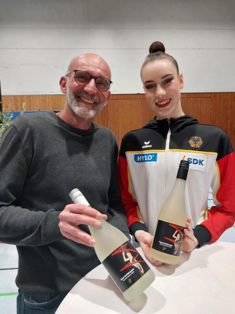 Vorstandsvorsitzender Tom Seibold mit Darja und der Sonderedition Darja vom Nixle und Secco weiß der Fellbacher Weingärtner eG