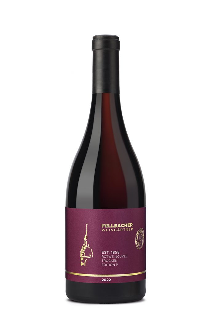 Flasche mit Rotwein aus der Edition P mit Sonderetikett Est. 1858 der Fellbacher Weingärtner eG