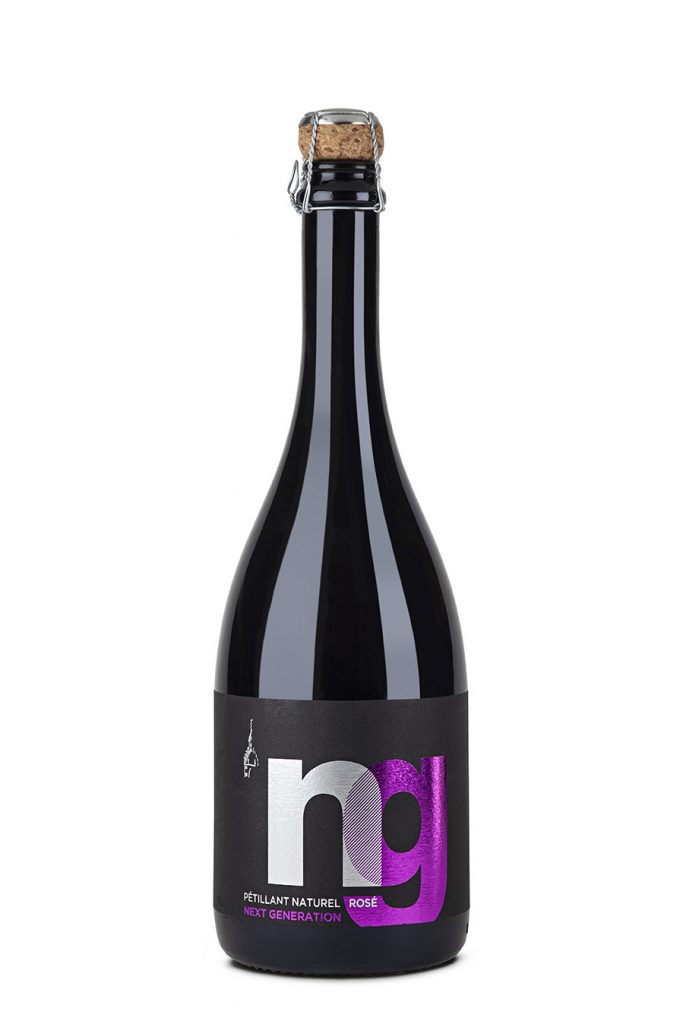 Eine Flasche des Sekt “Pétillant Naturel” von der Jungwinzerkooperation next generation