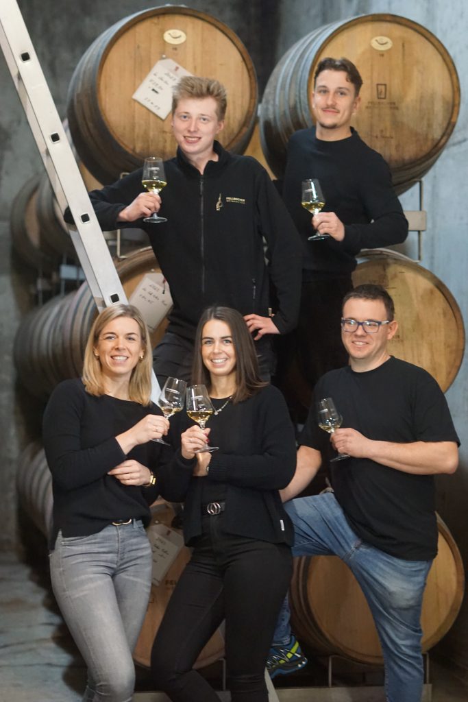 Gruppenbild der Jungwinzer-Gruppe "next generation" im Weinfass-Keller