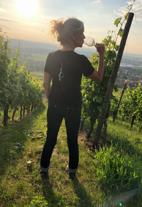 Bild der Referentin, die den Sundowner leitet, im Weinberg