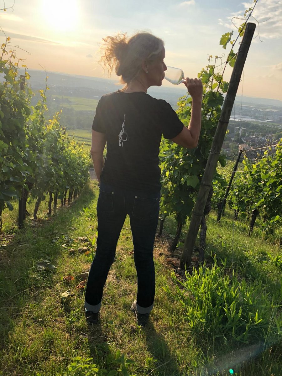 Bild der Referentin, die den Sundowner leitet, im Weinberg